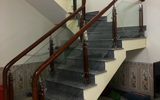 Thi công cầu thang kính tay vịn gỗ tại Tam Đảo Vĩnh Phúc